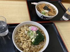 
雪のせいか、商店街は静かでした。
そろそろ昼食どきです。ようやく営業中のお店を見つけました。

お蕎麦の味は普通でした。
でも……
これ以上書くのは、控えておきます。

