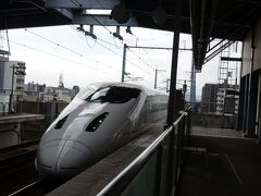 　9時30分に予約したタクシーで家を出て、久留米駅9:52発の「つばめ」で博多に向かうという、いつものパターン。慣れたコースが一番です。
　今日の つばめや博多駅は、前回、前々回よりもずいぶん空いていました。旅行シーズンではなく、異動シーズンにはもう少し間があるというタイミングです。
