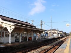 氷見線に乗って雨晴海岸最寄りの雨晴駅で下車します。
雨晴海岸は駅から徒歩５分程度と非常に近いです。