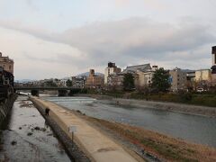 四条大橋の1つ手前の団栗橋からの鴨川の風景。