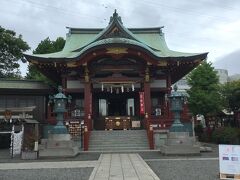 羽田神社の境内に入ると、本殿の赤い柱と金の装飾が立派でした。
