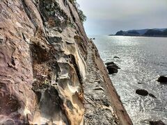 またまた車を飛ばして、竜串海岸へ。こんな狭い道を歩いて、海岸へ。