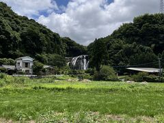 龍門滝は高速道路を降りてすぐ、住宅街の中にあるという、なんというかちょっと不思議な場所にありました。