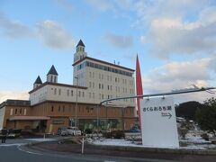 奥出雲多根自然博物館・・・泊まれる博物館

日本で唯一　泊まれる博物館

博物館にホテルが隣接

今回ツインルームに宿泊

トイレ・洗面共有　free　wi-fi　使用可

夕食は・朝食は最上階のレストラン

お風呂は　徒歩で行ける佐白温泉長者の湯のチケット　使用する度にフロントで申請して　入浴可

博物館内にも3Fに入浴施設あり　フロントに申請してから使用可

宿泊者のみ　ナイトミュージアムに参加することができ（pm7:00～9:00)　ペンライトもって博物館クイズに挑戦

80点以上で　景品いただけます

部屋はコンパクトに無駄省いたデザイン　物を置くスペースが少なく　ベッドにサイドボードがないのが残念

食事は夕食に八重垣御膳　朝食に和定食　仁多米や地元養鶏場の平近飼い有精卵・島根和牛や奥出雲特産の舞茸・野菜使用の二色鍋

ヘルシーに奥出雲テイスト　いただきました

特に二色鍋のトマトベースのだしが秀逸

チェックインがpm4:00～　佐白温泉長者の湯の最終受付が～pm8:30　など　注意点は若干あり

温泉宿のようなきらびやかさはありませんが　リーズナブルに美食と温泉楽しむには　ピッタリなお宿だと思います　




