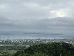 海の中に、平べったく見えるのは竹富島。お天気がよかったら、エメラルド色に輝く海に浮かぶ姿が見えたんだろうな。
