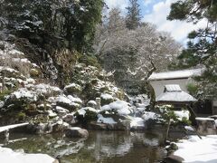 可部屋集成館と櫻井家住宅・庭園・・・たたらにまつわる戦国武将の末裔

戦国武将・塙団右衛門の末裔で　松江藩の鉄砲頭取も務めた櫻井家

館内には櫻井家に伝わる美術工芸品やたたら製鉄の資料　展示

隣接する櫻井家住宅（重文）や庭園（名勝）は歴代藩主や　多くの文人墨客を迎えた　格式のある場所

庭園には不昧公が宿泊の際に名付けた「岩浪の滝」があり　風光明媚

この日は先日の雪がまだ残り　早春の雪景色

庭にもうっすら雪が降り積もり　いつもより開館時間早められたそうで　おかげで美しい静寂感あふれる庭園　眺めることができました