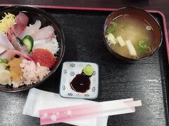 上海鮮丼２０００円！うに、いくらありで安くないですか？めっちゃ美味しかった！上の子は刺し身定食１８００円。さざえがあってもらった！美味しかった！