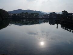 明神池は、海が砂州の発達により降り残されたものである。今でも溶岩の隙間で海と繋がっているため、潮の干満の影響を受けている。しかも、河豚などの海の生き物が生息している珍しい池である。