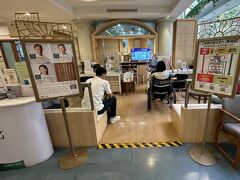 【サミティベート病院で健康診断】

日本でも、体型が大幅に変化し始め、生活習慣病を特に意識しだす40歳を越えると、無料（廉価）で、最低限の健康診断をしてくれる市町村が多い中、


写真：先ずは、一階にある「日本人専用のカウンター」にレジスター