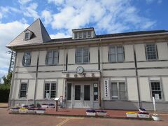 敦賀駅から20分ほど歩いて、敦賀鉄道資料館に到着。かつての敦賀港駅の駅舎を再現した敦賀の鉄道の歴史を学ぶことができる施設です。