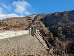 高さ約90m、幅330m。
奥四万湖は一周4kmという大きなダムです。