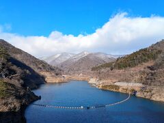  特に青がキレイなのは、雪解け水の流れ込む4月から5月だそうです。
1月のこの青も、四万ブルー？コバルトブルー？