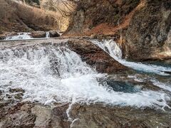 間近の、水に触れる位置まで下りられます。
防水カメラを持って行っていたので、水中も撮って見ればよかった・・・。

中央右辺りが甌穴です。水没していますが・・・。
中はくり抜かれて深そうでした。