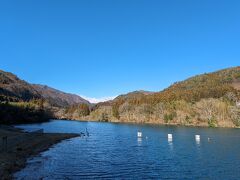 四万ブルー？晴れているように見えますが、晴れ間もあるけれど、基本的には曇りっぽい日でした。

四万川ダムが奥四万湖で、中之条ダムのこちらは四万湖です。