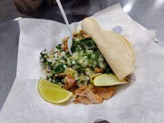 「Tacos Tumbras a Tomas」というお店でタコスを食べました。
このタコスが鶏肉たっぷりでとっても美味しかった。それに安い。なんと5ドル！
ランチが95ドルだったのでえらい違いですねぇ
https://maps.app.goo.gl/5ZtYGvMqeNRE7DEy7