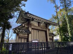 御成門。
今は目立たぬところに立っていますが、将軍が増上寺に入る際に使われた門です。