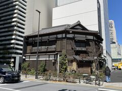 ビル群の中でひと際目立つ木造建築。
調べてみたら有名な蕎麦屋だそうです。