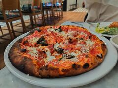 店内には大きなピザ釜があり、このピザ美味しかったです～

https://maps.app.goo.gl/WT4tT6ERdcJjyv5C9
「Jane Q」はそんなにお高くないし、美味しいのでおススメです。