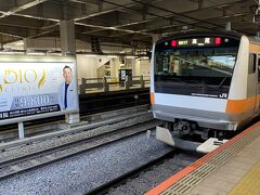 東京駅で中央線に乗り換えます。
一番奥に乗り場があり、長いエスカレーターで上がって行きます。