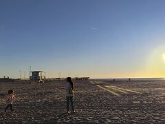 砂浜が広いね～
向こうに「Venice Fishing Pier」が見える
ココ、とっても気持ちが良かったです。ついさっきまでハリウッドで観光客たくさんの場所にいたのに少し移動するだけでこんなに雰囲気が違うのね～