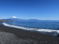 八木地先から前方を眺めると、人がたくさんいる場所があったので、そちらに来てみました。すぐ近くに思えたので、自転車のところに戻らず、そのまま歩いて向かったのですが、結構距離がありました。壮大な景色で、完全に遠近感を失っていました(汗)　一旦自転車のところに戻って、移動してから海岸に降りれば良かったと後悔…。
羽衣の松近くの富士山眺望地です。10：08着。