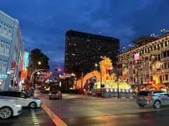 チャンギから電車に乗って
宿のそばのchina townで下車。
春節の飾りがまだそこかしこに。

にしてもあちーーーーな←