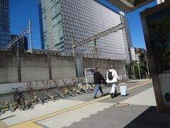 隣の線路は　新幹線。
正面の建物　UDX