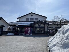 駅前左手にJR東日本ホテルズグループの『フォルクローロ角館』が建っています。

市街地からちょっと離れていますが、駅近という利便性の良さが売りです。