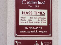 スカイタワーの北側(港側）へ歩いて来ました。
St PATRIC's CATHEDRALです。