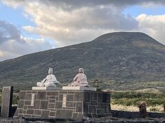 初日の最後の観光は南原千畳岩海岸です。
海岸沿いにある宇喜多秀家と妻の豪姫の像が、お内裏様のようで、夕陽に映えてとても素敵でした。
宇喜多秀家は関ヶ原の戦いで敗れた西軍の将軍で、八丈島に流刑になったとのこと。
妻の豪姫は前田利家の娘で、八丈島には来ていないようです。