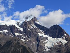 パイネ・グランデ山の頂上部。雲が晴れないというか、ここから雲が発生しているというか。