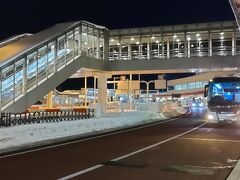 そして北海道まではそんなに時間もかからないので、ちょっと寝たら19時前には到着の新千歳空港。
ほーら寒いよ！大阪じゃ降って無い雪が積もってる！