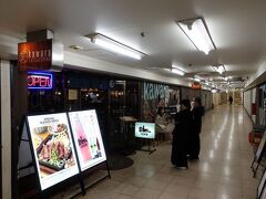 　天井の低い、雑居ビル感がある駅ビル内に、お目当ての kawara CAFE＆DINING がありました。