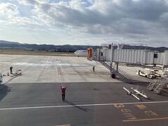 出雲空港では羽田からの767が到着するところでした。