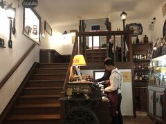 イタリア最後の晩餐はホテルから近くて評価高めのお店にしました。はじめに行ったお店は満席で、こちらのお店へ。
入口の写真を撮りましたが、イタリアンマダムがバッチリ写ってしまっていたので載せないでおきます。