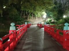 天王寺公園へ移動。マコちゃんお勧めの『茶臼山』へはこの『和気橋』を渡る。