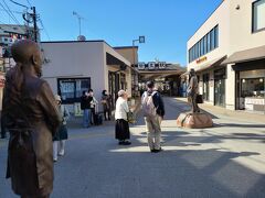 改札を出たところには柴又駅に向かう寅さんと、それを見送る妹さくらの銅像があります。
