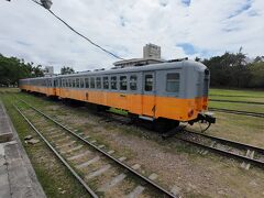 大昔は東海岸の線路は西海岸と繋がっておらず、レールの間隔の狭い軽便鉄道が花蓮から台東まで走っていたそうです。
そして驚いたことに寝台付の夜行列車もあったとのこと。自強号なら2時間足らずで走破する距離なのに。
展示されている車輌は軽便鉄道時代に導入されたものですが、台車は今の軌間に拡げられた際に換装されたもののようです。