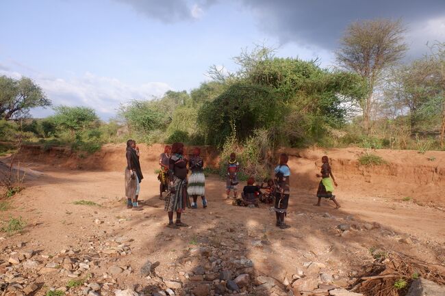 　女性陣は楽器を持っていたり、足首の所に鈴をつけていたりして、踊りながら音楽を奏でます。