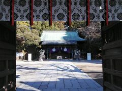 階段をあがり神門から正面に拝殿が見えます