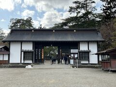 世界文化遺産　毛越寺（もうつうじ）

中尊寺からタクシーですぐのところにです。
ちょうど中尊寺でタクシーを降りた人がいたので、
ラッキーにもすぐ乗ることができました。