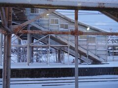 六原駅
懐かしい木造跨線橋。