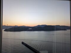 2日目、泊まったグランドプリンスホテル広島の朝！
部屋からの景色
もうすぐ朝日が昇ります。