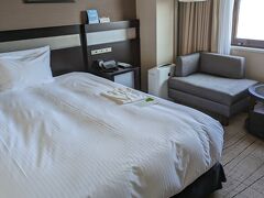 宿泊先のホテルグランヴィア広島に着きました。
広島駅のすぐそばなので、立地最高、とても便利です。

高層階スーペリアルーム、クラブラウンジつきなのに、お得でした。
ホテルのホームページから予約。
