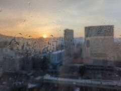 宿泊先のホテルグランヴィア広島、部屋から朝日が昇るのが見えますが、結露が。。。