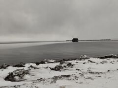 【網走海岸】

モヨロ貝塚館から歩いて1分ぐらいの場所に網走海岸があります。

流氷が着岸していた前回に、
「行ってみようかなぁ？」
「でも雪が降って寒いからやめよう」
って思っていた場所で、
今回は流氷は着岸していませんでしたが、
流れ着いて岸に上がっている「流氷」が見れました。

写真では分かりにくいのですが、
雪をかぶっている岩状の塊が流氷です。