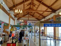 【道の駅流氷街道網走】

ここは流氷砕氷船おーろら号の乗り場になっています。
今日もインバウンドのお客様、
特にアジアからのお客様の団体さんが観光バスで来て、
船に乗っていきました。

おーろら号は300人以上乗れる比較的大きな観光船だと思います。

3月に入り急に流氷が離れて行ったようで、
2月29日まではぎっしりあったようですが──

※オーロラ号は現金のみ！（注意）