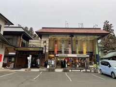 青葉城本丸会館には、お土産やフードコートもあるようです