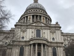 ドドーン！たどり着いたそこは、

ロンドンで 一番好きな場所
＇セント・ポール大聖堂＇!

そう、小学生の時に愛読した岩波少年文庫『風にのってきた メアリー・ポピンズ』　＇トリのおばさん＇のいるところ。

…ノスタルジーだわ～。

