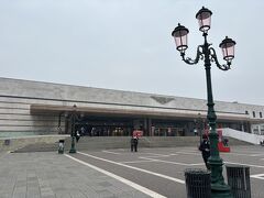 Ｓ.Ｍノヴェッラ駅から10：39発のイタロに乗って13時ごろサンタルチア駅に到着。

フィレンツェに引き続きドン曇りですが、気温がフィレンツェよりグンと寒くてびっくり。

ここでライオン像に隠されたディスクを探す気満々でしたが、駅前広場にはライオン像は無いのですね...。
ギアッチョがぶっ刺さったであろう街頭越しに駅を撮影。
